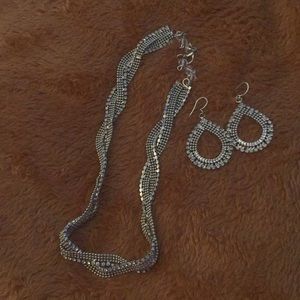 New silver shinny looking necklace and earrings very elegant